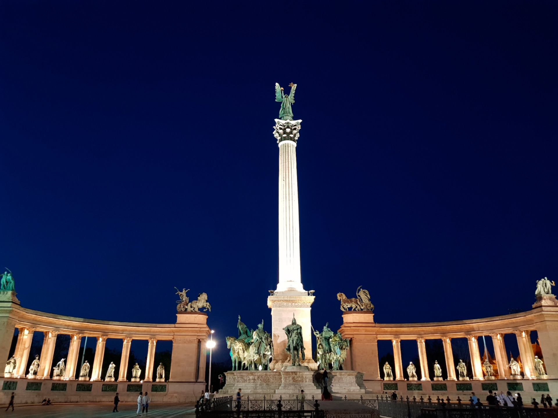 Plaza De Los Héroes Conociendo🌎